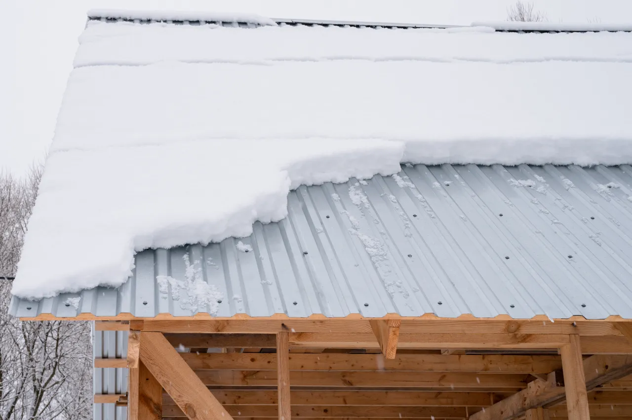 Diagram of an ice dam forming on a cold roof overhang